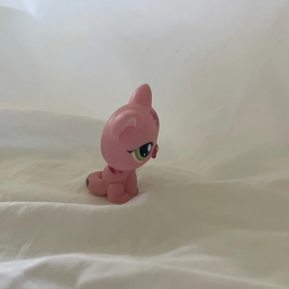 Littlest Pet Shop LPS #1846 KITTY CAT Licking Paw Hasbro Olive Green Eyes Flower